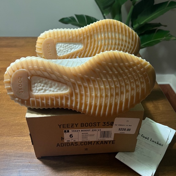 Yeezy 350 sesame size 6 like new - Picture 3 of 6